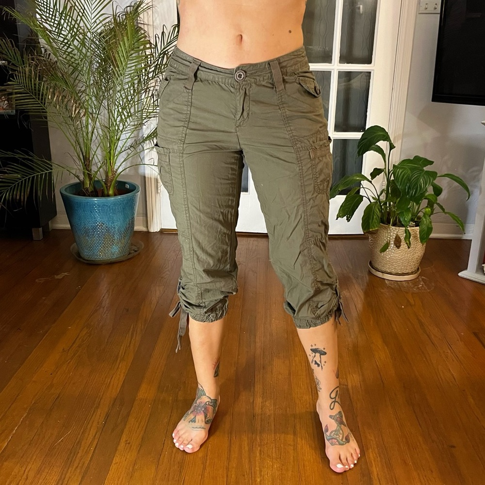 Olive green cargo pants, calf length with pockets size small